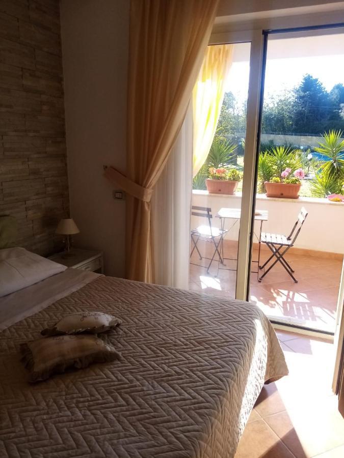 B&B Le Rose Санта-Мария-ди-Кастеллабате Экстерьер фото